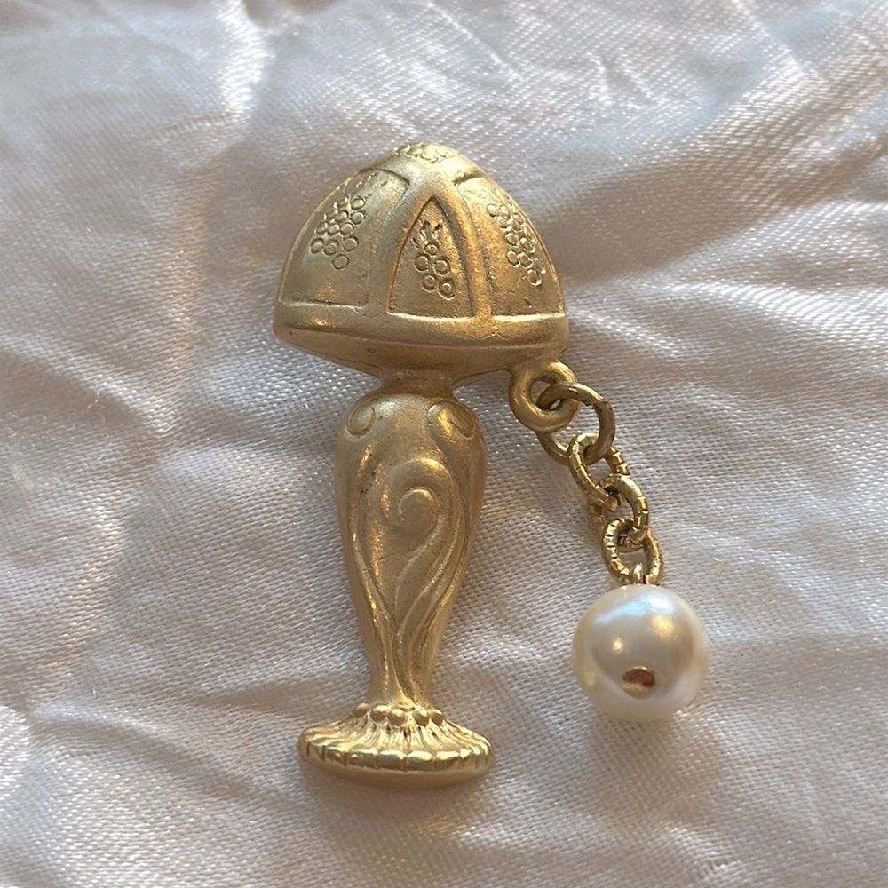 Matte Gold Tone Old‎ Fashioned Lamp with Faux Pearl Pull Switch Lapel Pin